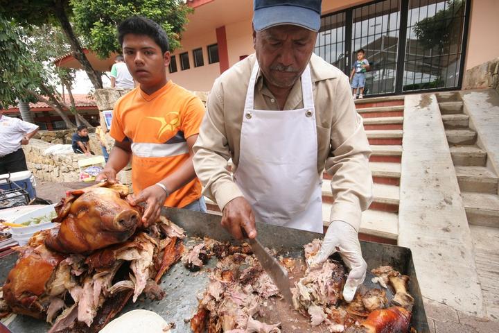 La carne de cerdo debe cumplir estándares de calidad e higiene y debe consumirse cocida, mientras que los vegetales deben ingerirse también muy bien hervidos. (ARCHIVO)