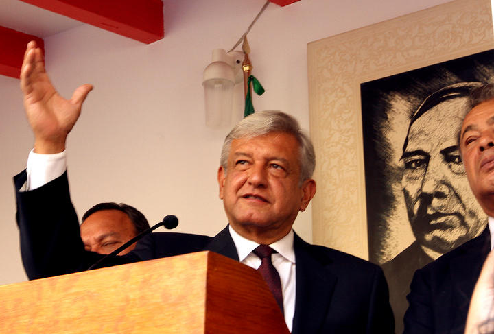 El presidente del Consejo Nacional del Movimiento Regeneración Nacional (Morena), Andrés Manuel López Obrador, aseguró que la reforma que está por discutir el Senado les provocará más costos. (Archivo)
