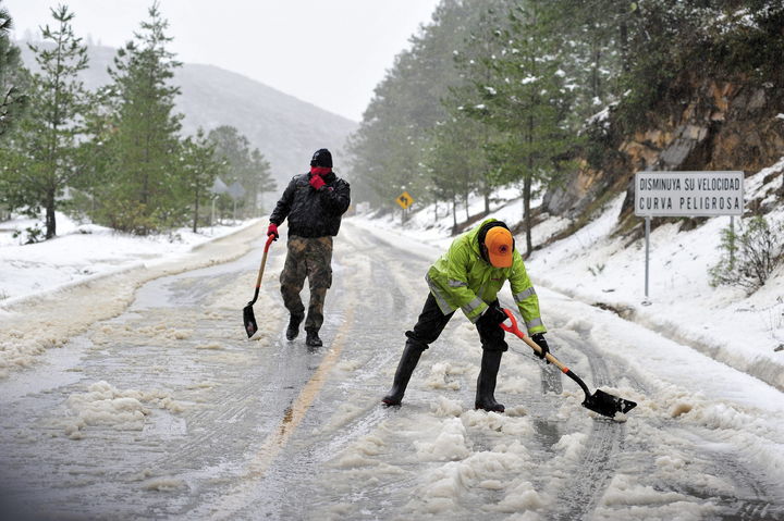 Frío. El organismo pronosticó nevadas ligeras o caída de aguanieve en sierras de Baja California, Sonora, Durango y Chihuahua.