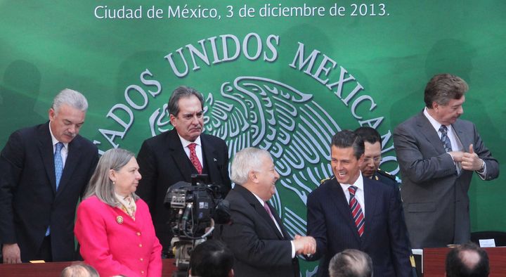 Acuerdos. El presidente Enrique Peña Nieto en la Firma de los Convenios para la Aplicación de la Reforma Educativa, ayer martes, a la cual asistieron los gobernadores de los diferentes estados y el jefe de Gobierno del Distrito Federal. 