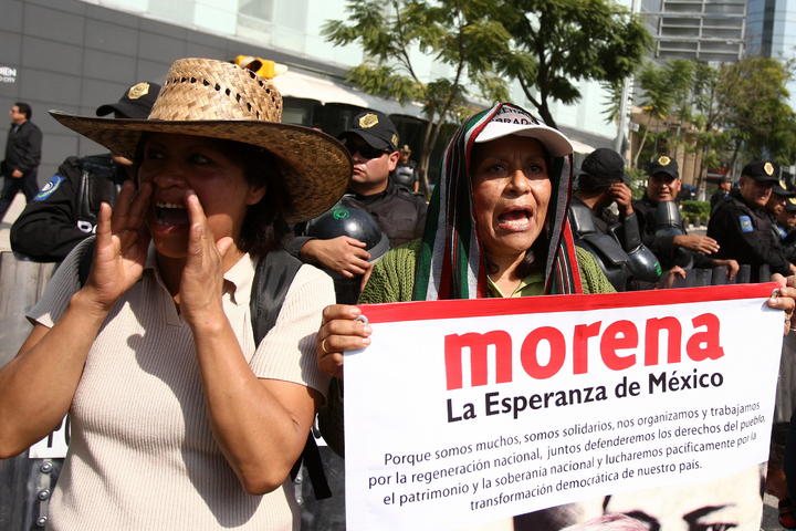 Centenares de simpatizantes y dirigentes de la izquierda mexicana bloquearon hoy los accesos al Senado en Ciudad de México en protesta por la reforma energética. (EFE)