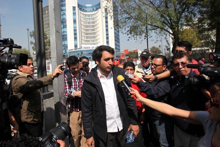 En pie de lucha. Andrés Manuel López Beltrán, hijo de Andrés Manuel López Obrador, convocó a los integrantes del Movimiento de Regeneración Nacional (Morena) a mantener el cerco en el Senado de la República, para protestar por la Reforma Energética. 