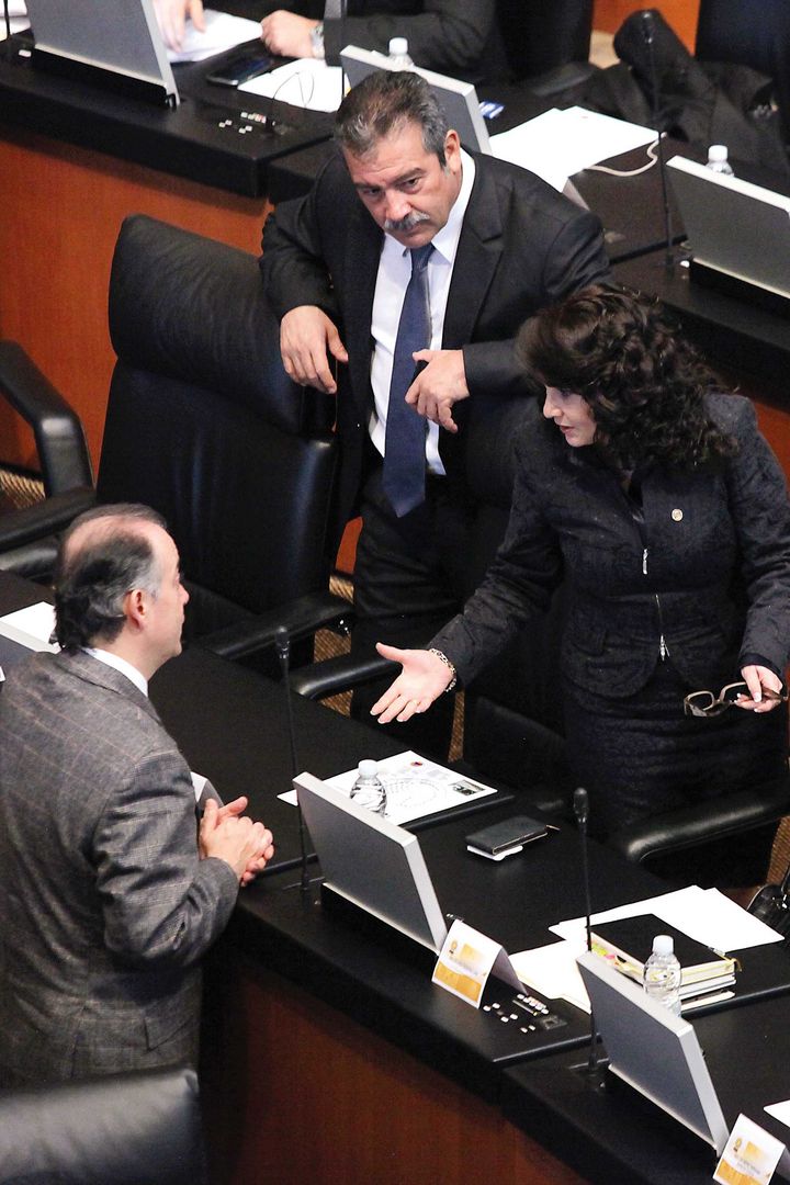 Legislación. De izquierda a derecha, Raúl Cervantes, Raúl Morón y Dolores Padierna al término de la primera sesión, el pasado miércoles, cuando se votó la reforma política.