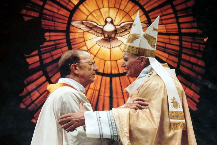 Caso. Los Legionarios de Cristo reconocieron el 26 de marzo de 2010 por primera vez que su fundador, Marcial Maciel, cometió abusos sexuales contra menores de edad y pidieron perdón a las víctimas por haber ignorado sus acusaciones. En la imagen de archivo, el padre Maciel al lado del Papa Juan Pablo II. 