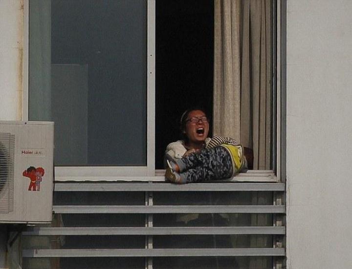 Una mujer en China intentó lanzar a su hijo por un balcón a 12 pisos de altura en un edificio. (Foto tomada de: dailymail.com.uk)