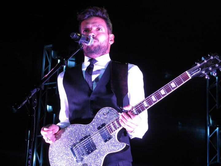 Draco Rosa, músico boricua y ex Menudo, agregó en su repertorio 'No me preguntes', 'Llanto subterráneo' y 'Música ligera', en honor al cantautor argentino Gustavo Cerati, quien permanece en coma desde hace tres años. (EFE)