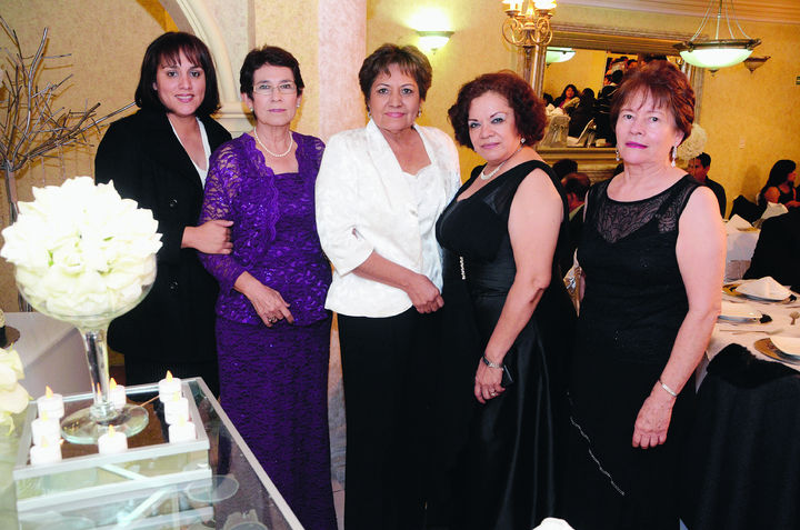  Cecilia, Blanca, Margarita, Lety y Cristy.
