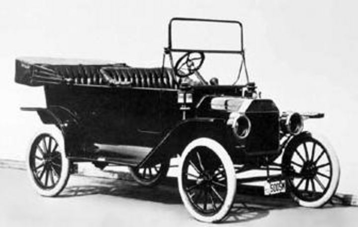 Ford Modelo T 1914, que ensamblado mediante el sistema de producción en serie, se logró ahorrar más de doce horas-hombre, al grado de bajar su precio de 0.00 a 0.00 dólares.