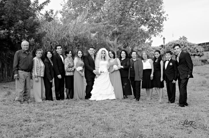 Los nuevos esposos, Lic. Verónica M. Flores Sánchez y Lic. Opt. René Elyd Galicia, acompañados de sus familiares.- Luis R. Fotografía

