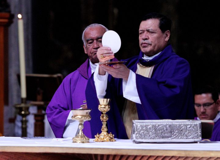 Iglesia. El cardenal, Norberto Rivera ofició la misa dominical en la Catedral Metropolitana.