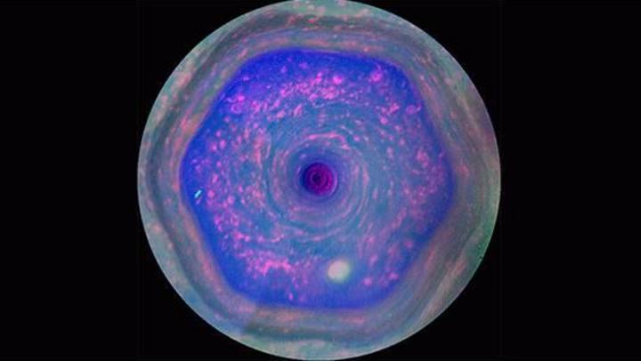 En las imágenes puede identificarse claramente el gigante ojo de la tormenta en el centro, que es unas cincuenta veces más grande que cualquier huracán terrestre. (ESPECIAL)