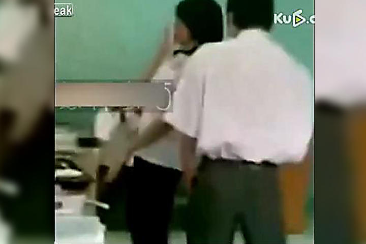 Un maestro en China castigó severamente a sus alumnas por tener bajas calificaciones. (YouTube)