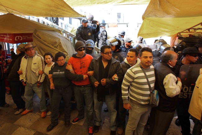 Se enfrentan manifestantes y granaderos en San Lázaro