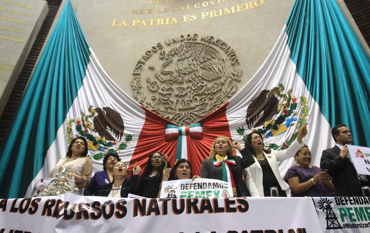 Una treintena de diputados de la izquierda mexicana tomaron la tribuna y el salón de plenos de la Cámara baja para evitar el inicio de la discusión de la reforma energética aprobada este miércoles por el Senado. (EFE)