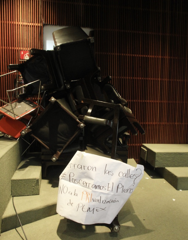 En una de las sillas se colocó una cartulina con un mensaje de los diputados de la izquierda. (EFE)