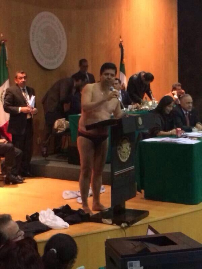 El diputado Antonio García Conejo, se desnudó frente al Pleno de la Cámara de Diputados en protesta por el despojo al país. (Tomada de Twitter)