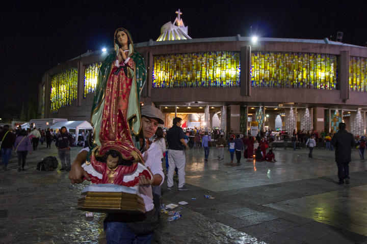 Cientos de miles de peregrinos que caminaron horas para llegar y tuvieron que esperar formados entre dos y cuatro horas para poder ver aunque sea unos segundas a la Virgen del Tepeyac. (Notimex)