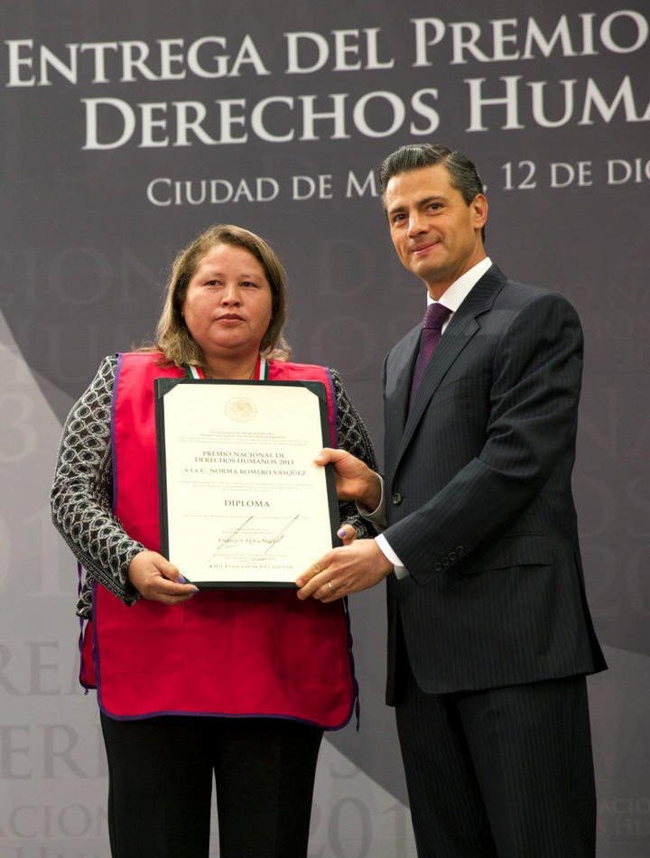 Enrique Peña Nieto entregó hoy el Premio Nacional de Derechos Humanos 2013 a Norma Romero, fundadora del grupo de mujeres Las Patronas, por la labor altruista que realizan con los inmigrantes a su paso por el país. (EFE)