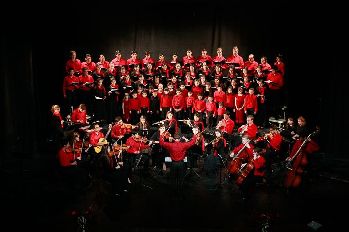 'Ecos en el Desierto'. El coro y la orquesta son dirigidos por Ethan Eager. Se han presentado en foros como el Paraninfo del Ateneo Fuente en Saltillo.