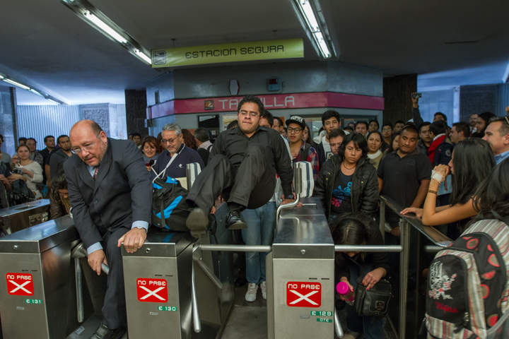 La tarifa del Metro aumentó de 3 a 5 pesos, por lo que manifestantes acordaron continuar con el salto de los torniquetes y realizar otra marcha el próximo sábado. (Archivo)