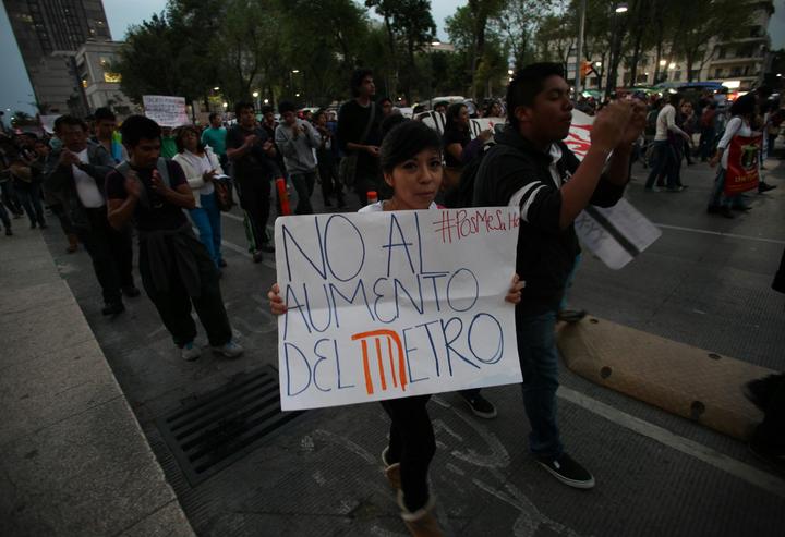 Quienes permiten el paso gratuito son manifestantes que la tarde de este sábado marcharon por Paseo de la Reforma. (EL UNIVERSAL)