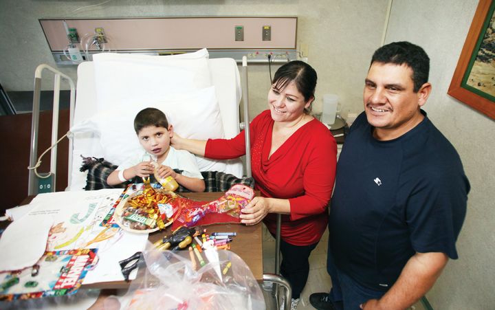Ánimo. Ángel, de Hermosillo, Sonora, luego de nacer se le diagnosticó una Anomalía de Ebstein, una enfermedad del corazón, por la que lo han operado dos veces; el niño de 5 años lleva 10 días en el Instituto Nacional de Cardiología. 