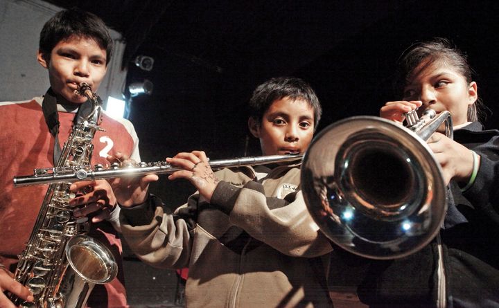 Niños músicos se alejan de la calle