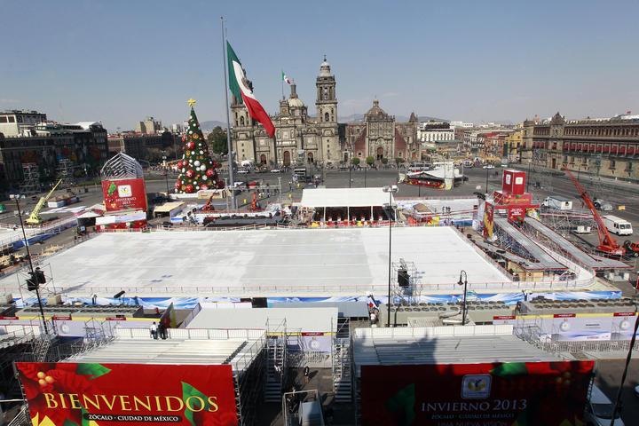 La pista de hielo, así como otros atractivos navideños, se instaló en la plancha del Zócalo capitalino. (Archivo)