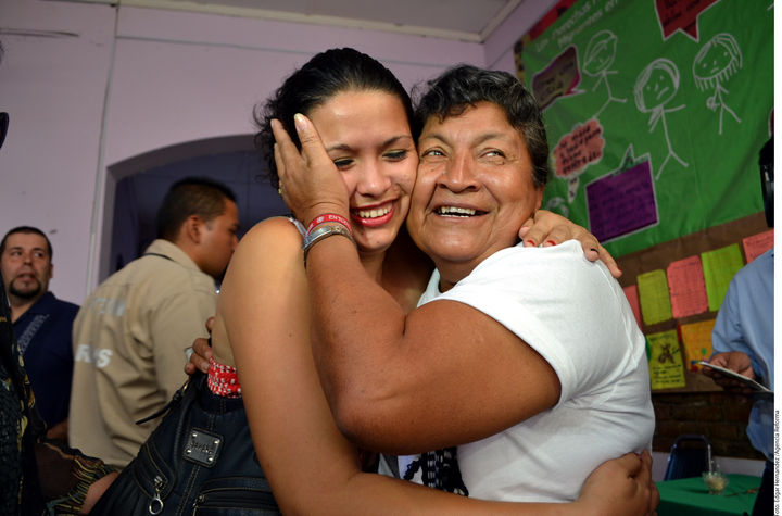 Felicidad. Doris Dayanara es abrazada por Rosa Nely Santos, coordinadora del Comité de Familiares Migrantes Progreso de Honduras (Cofamipro).