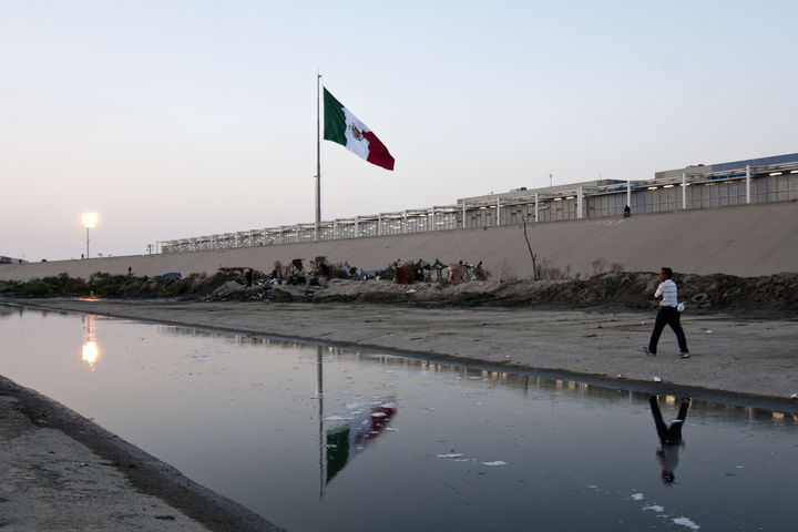 Cruce. Frontera entre Estados Unidos y México, en la ciudad de Tijauana, Baja California, por donde cruzan los paisanos.