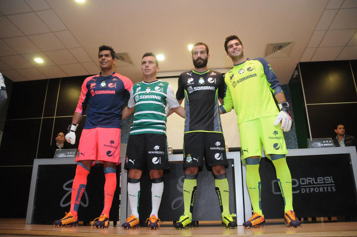 Oswaldo, 'Chato', Crosas y González presentaron los nuevos uniformes. (EL SIGLO DE TORREÓN)