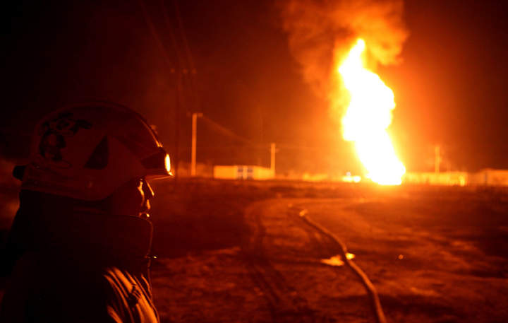 Extinguen llamas tras explosión en ducto de Pemex
