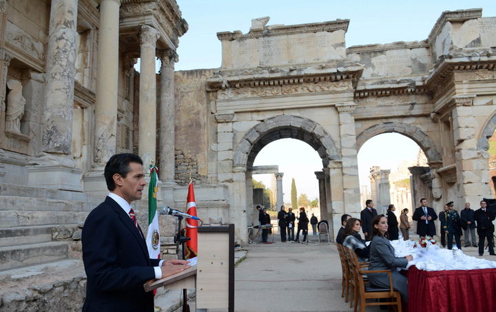 Regresa. El presidente Peña Nieto concluyó su visita de Estado por este país en la zona arqueológica de Efeso, donde atestiguó la firma de un convenio de colaboración entre México y Turquía en turismo.