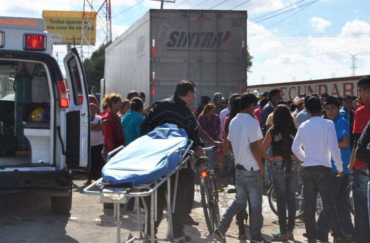 Tragedia. Peritos forenses recaban información frente a la escuela secundaria de la ciudad de Reynosa donde fue el percance.