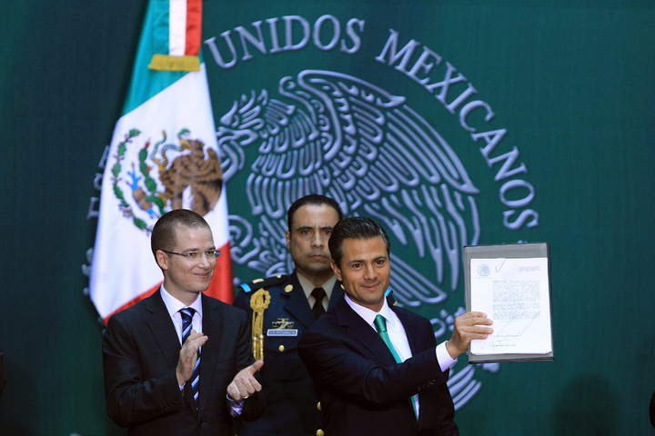 Datos. El presidente mexicano, Enrique Peña Nieto, muestra el documento que promulga la reforma constitucional en materia energética. 