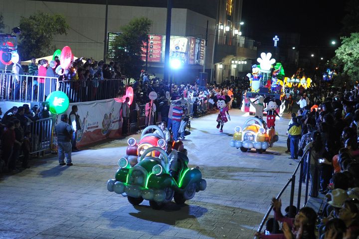 Viven Navidad. En la imagen se observa parte del desfile navideño que emocionó a los niños de Torreón. 