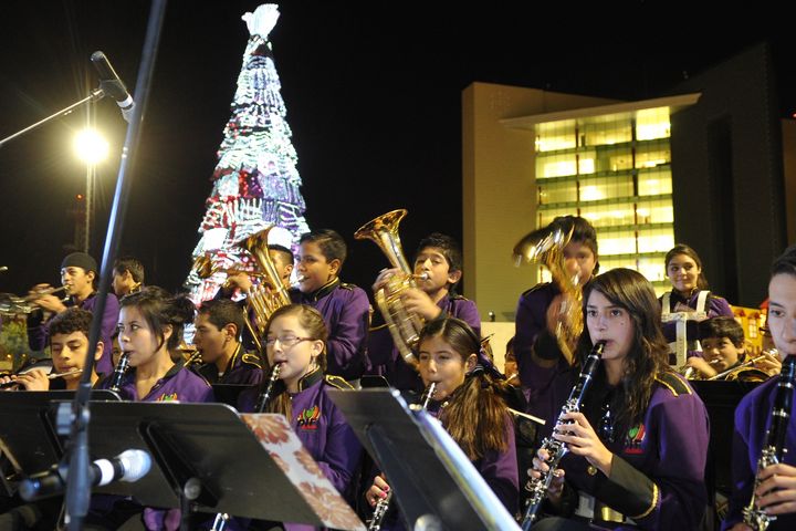 Música. Una orquesta de niños amenizó el festejo de ayer en la Plaza Mayor en Torreón.