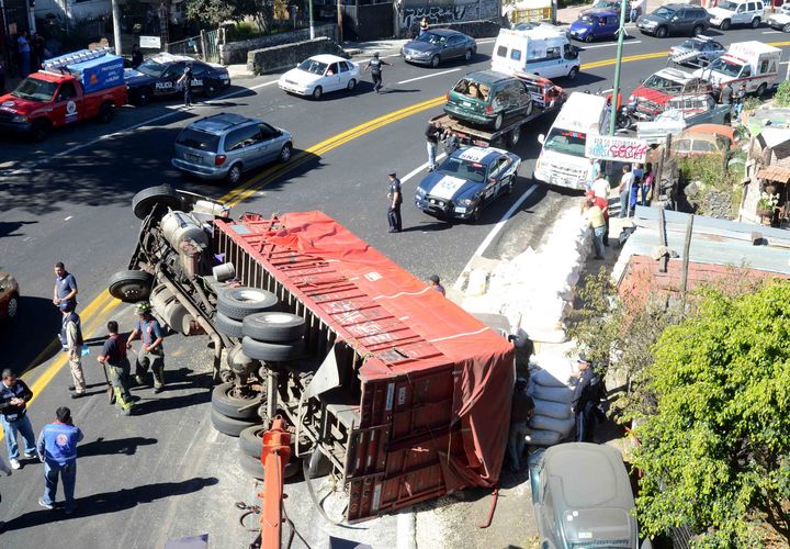 Vuelca camión en vía México-Cuernavaca