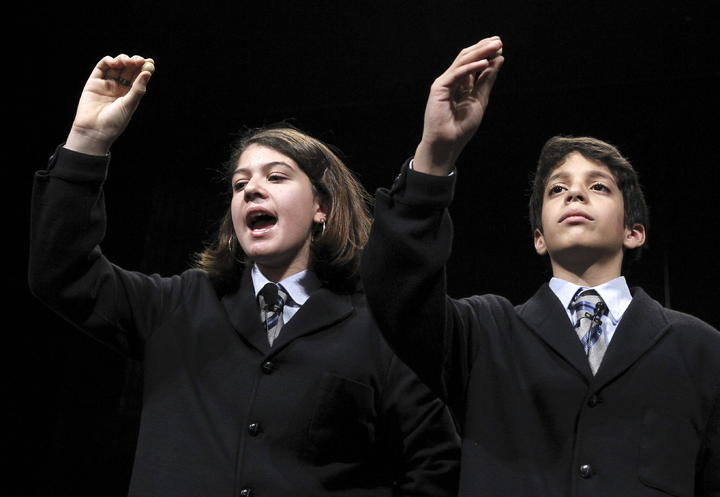 Joel es uno de los cuarenta niños de entre 9 y 13 años del colegio de San Ildefonso de la capital española, muchos de ellos de origen latinoamericano, que cantan los premios de la lotería de Navidad este domingo. (EFE) 

