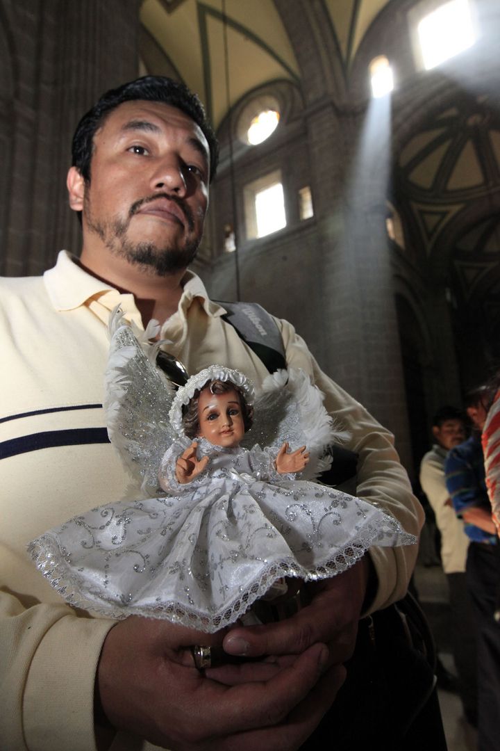 Niño Jesús. En la imagen un fiel católico en la Catedral del Distrito Federal.