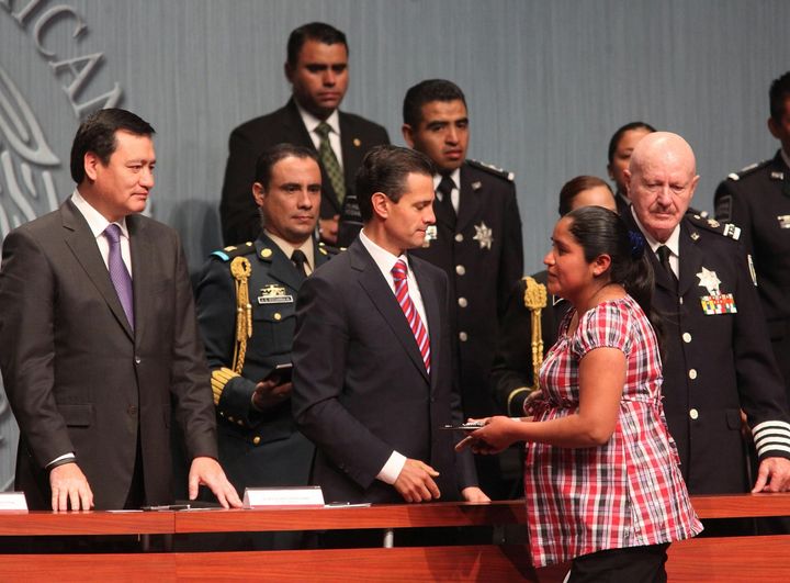Premios.  El presidente Enrique Peña Nieto durante la ceremonia al Mérito y Reconocimiento 2013 Servicio de Carrera de la Policía Federal.