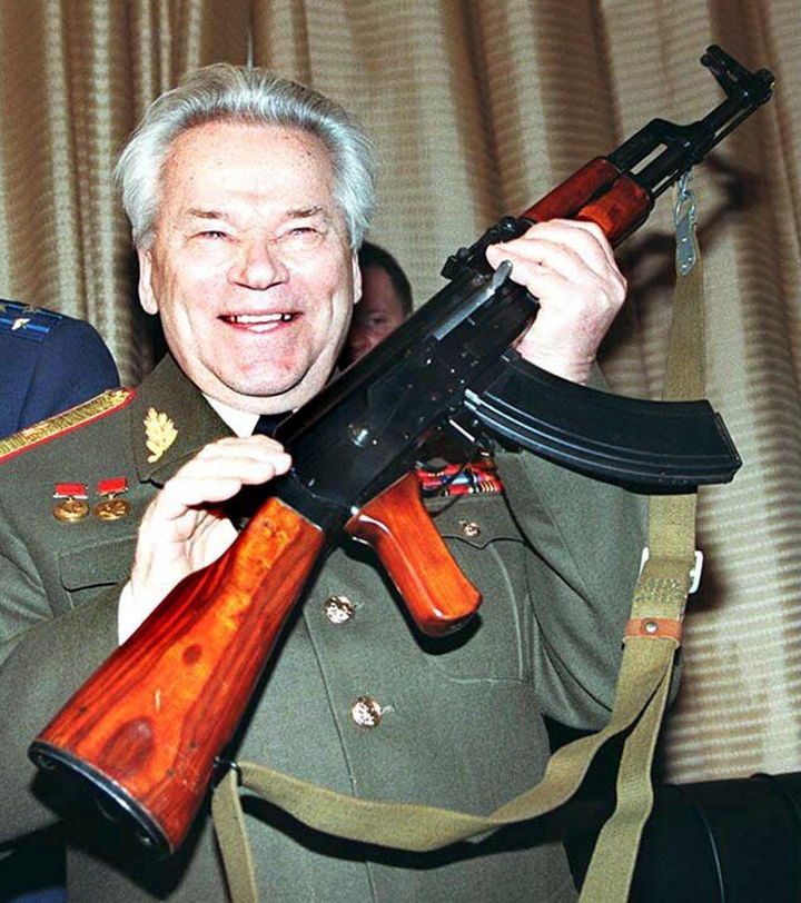 Historia. Fotografía de archivo del 20 de febrero de 1997 del diseñador de armas ruso Mijail Kaláshnikov, mostrando su fusil AK-47, durante la celebración del 50 aniversario de la primera versión del fusil.