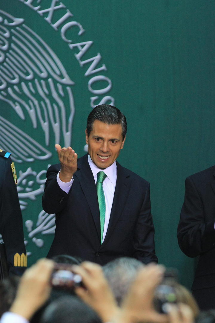 Éxito y felicidad desea Peña Nieto a familias mexicanas en 2014