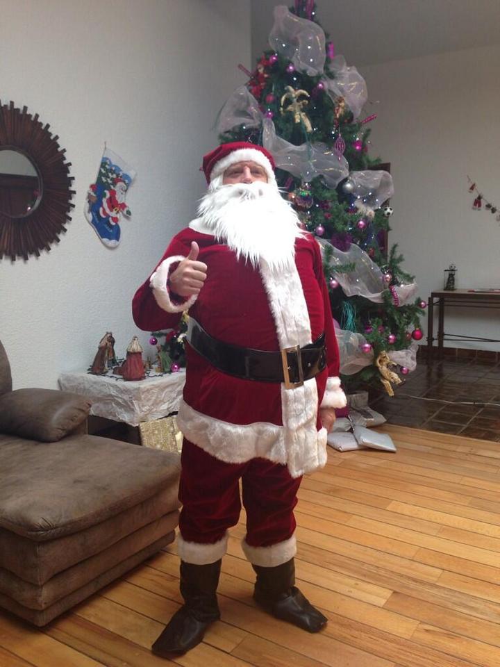 Miguel Hererra retuiteó la foto que publicó su hija Tamara en la red social, en la que se le aprecia muy feliz vistiendo el tradicional traje de Santa Clós. (Twitter @MiguelHerreraDT)