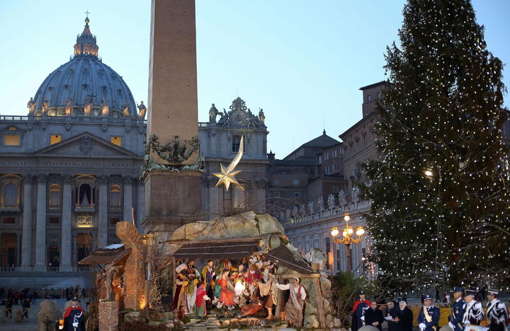 Felicidad. Imagen del Belén en la Plaza de San Pedro en el Vaticano en la celebración de Nochebuena. 