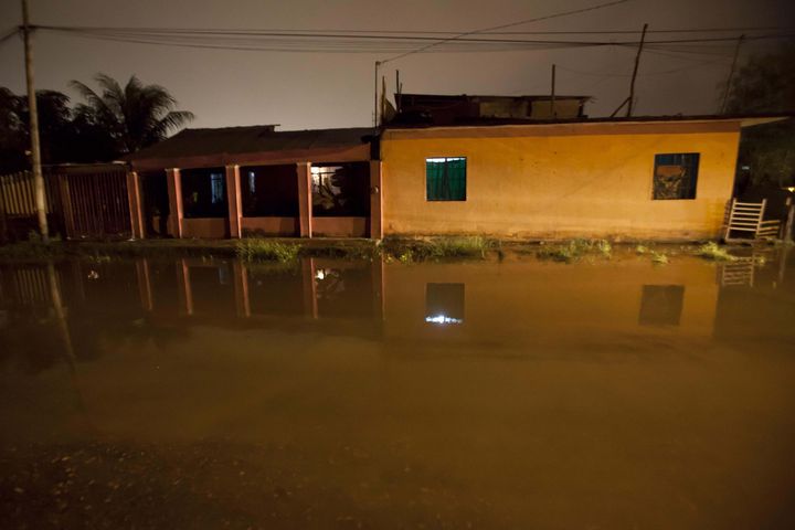 Familias pasan en Tabasco una Navidad bajo el agua