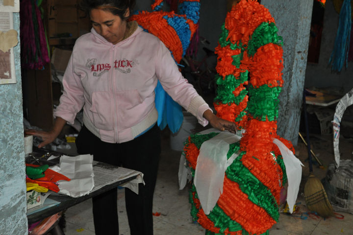 A vestirlas. En la pequeña fábrica de doña Martha laboran familiares y amigos cercanos,  a fin de lograr la producción diaria de hasta 20 piñatas en temporada normal. 