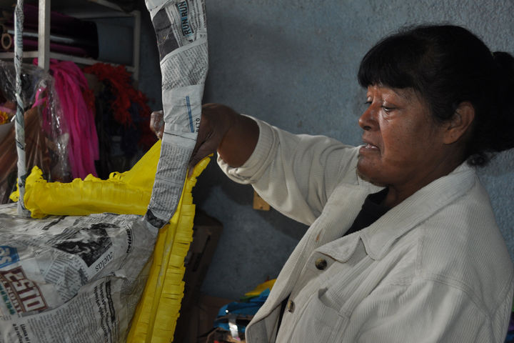 Con harina y agua. El engrudo es una de sus herramientas importantes para la elaboración de piñatas,  técnica que fue heredada por doña Concepción Cardiel a los que ahora laboran en la fábrica de Lerdo,  'Juan Antonio'. 