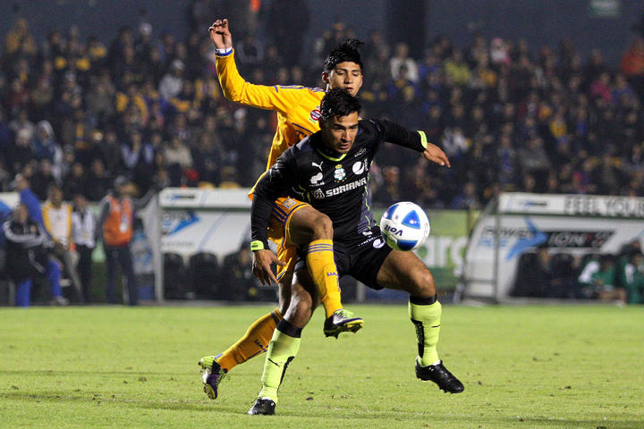 Oswaldo Alanís, de Santos Laguna, pelea por la pelota contra Alan Pulido, de Tigres, durante el duelo amistoso entre ambos equipos ayer en el Universitario.