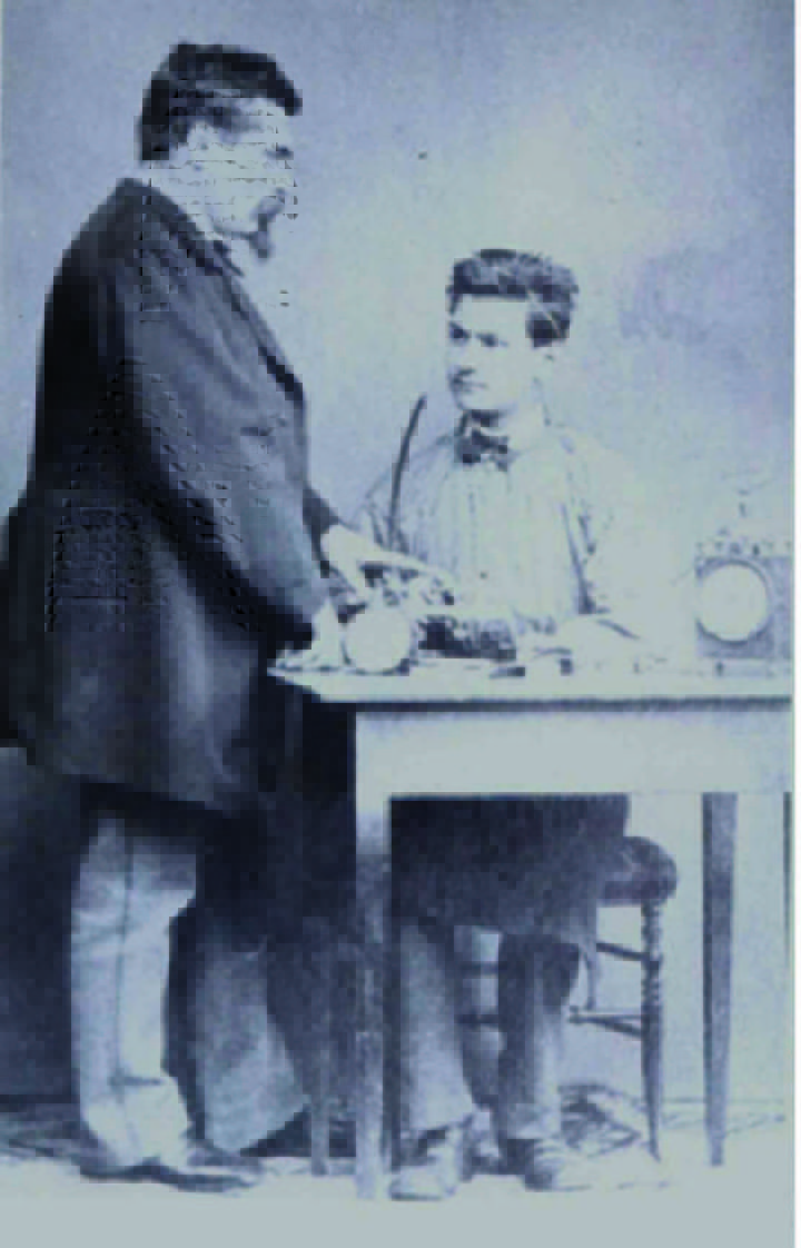 Enrique H. Sterling, tomando clases de relojería con uno de sus maestros, en Le Locle, Suiza. (Archivo de Leonor Estens de la Garza).